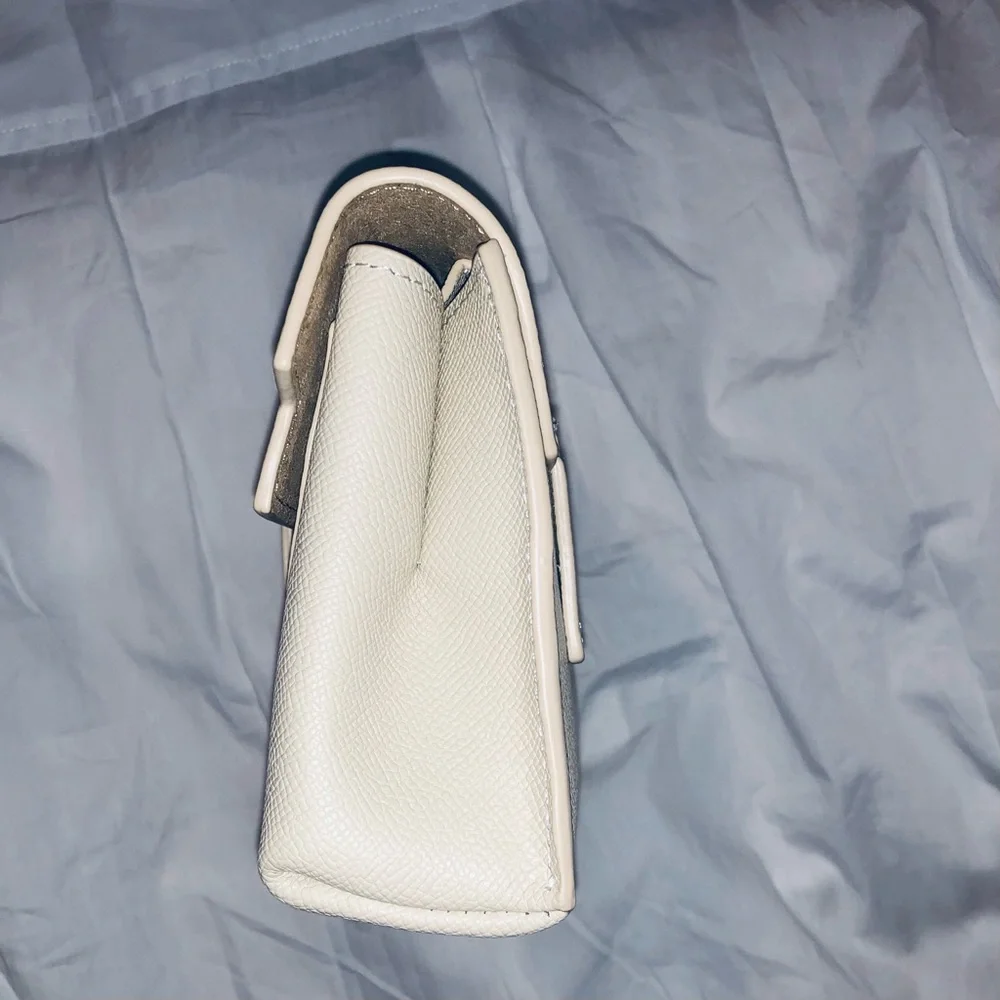 Cream Faux Leather Belt, Sling, Crossbody Bag - Picture 5 of 12
